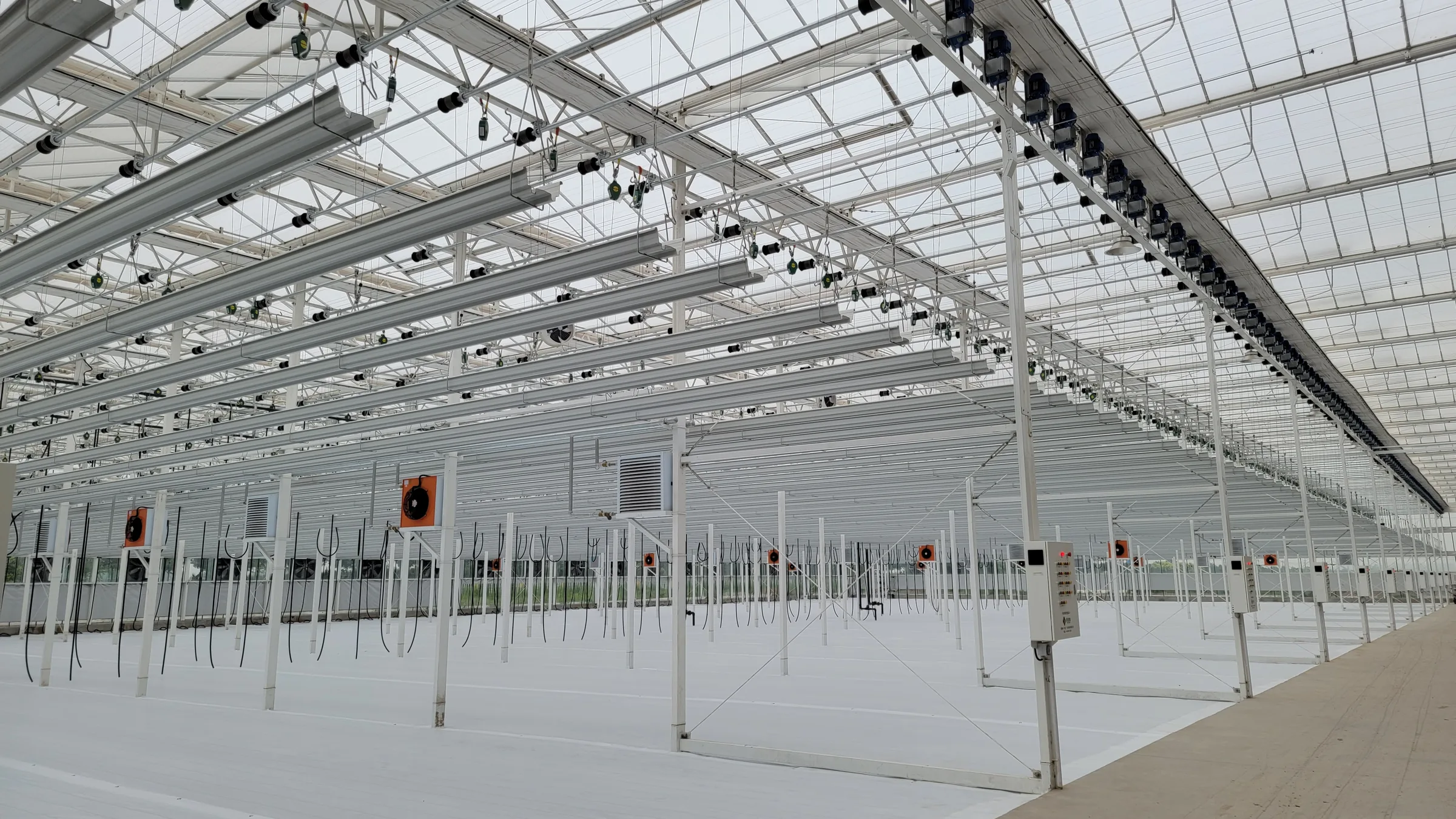 How to Choose the Right Strawberry Growing Gutter - greenhouse product or project by Chanscen